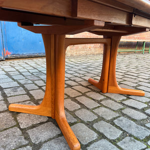 Ausziehbarer Esstisch Teak mit integriertem Fach für Platten