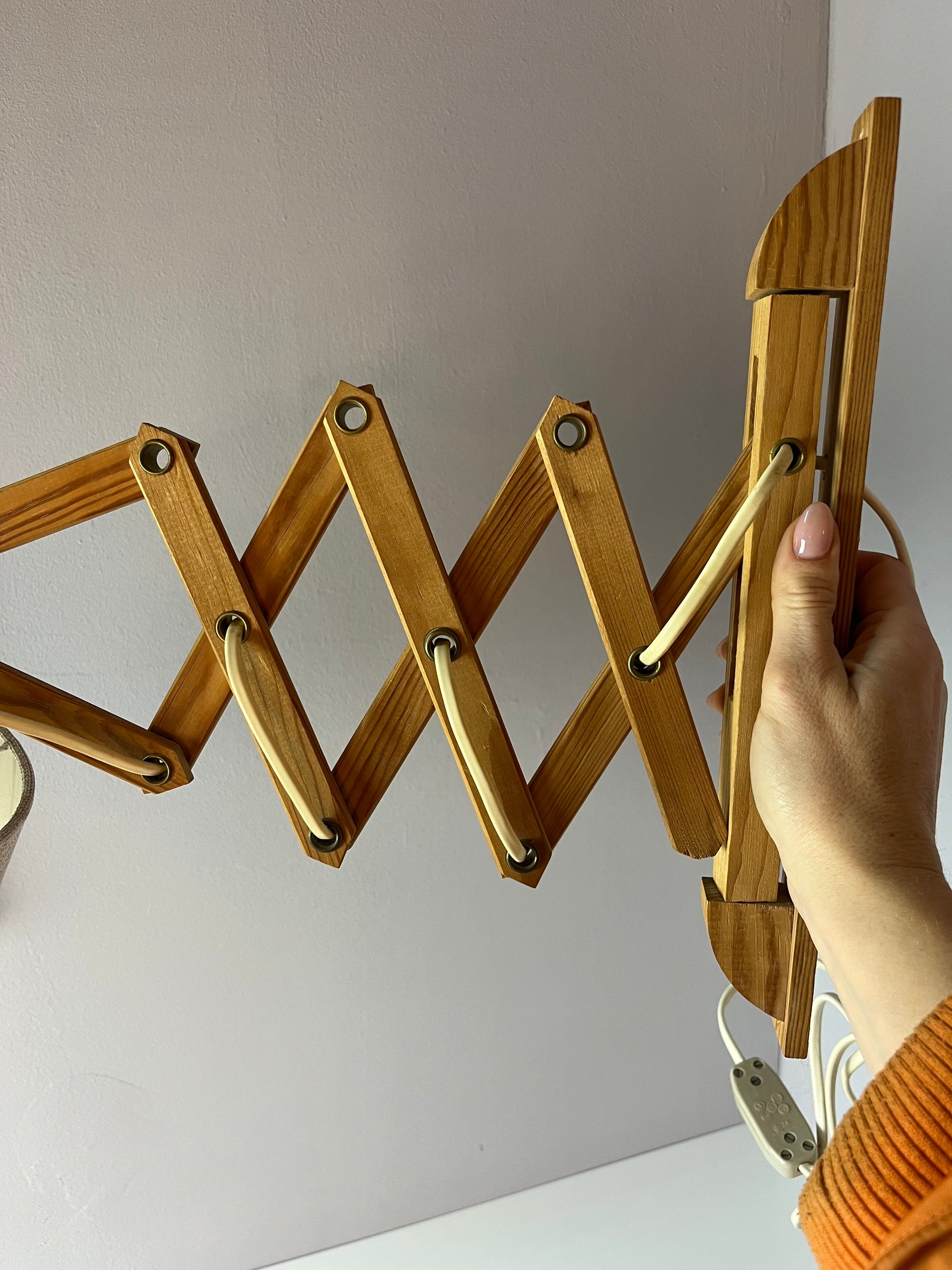 Scherenlampe beige Holz von Le Klint