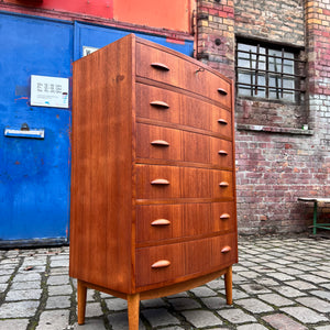 Halbrunde Kommode Teak mit Muschelgriffen aus Dänemark