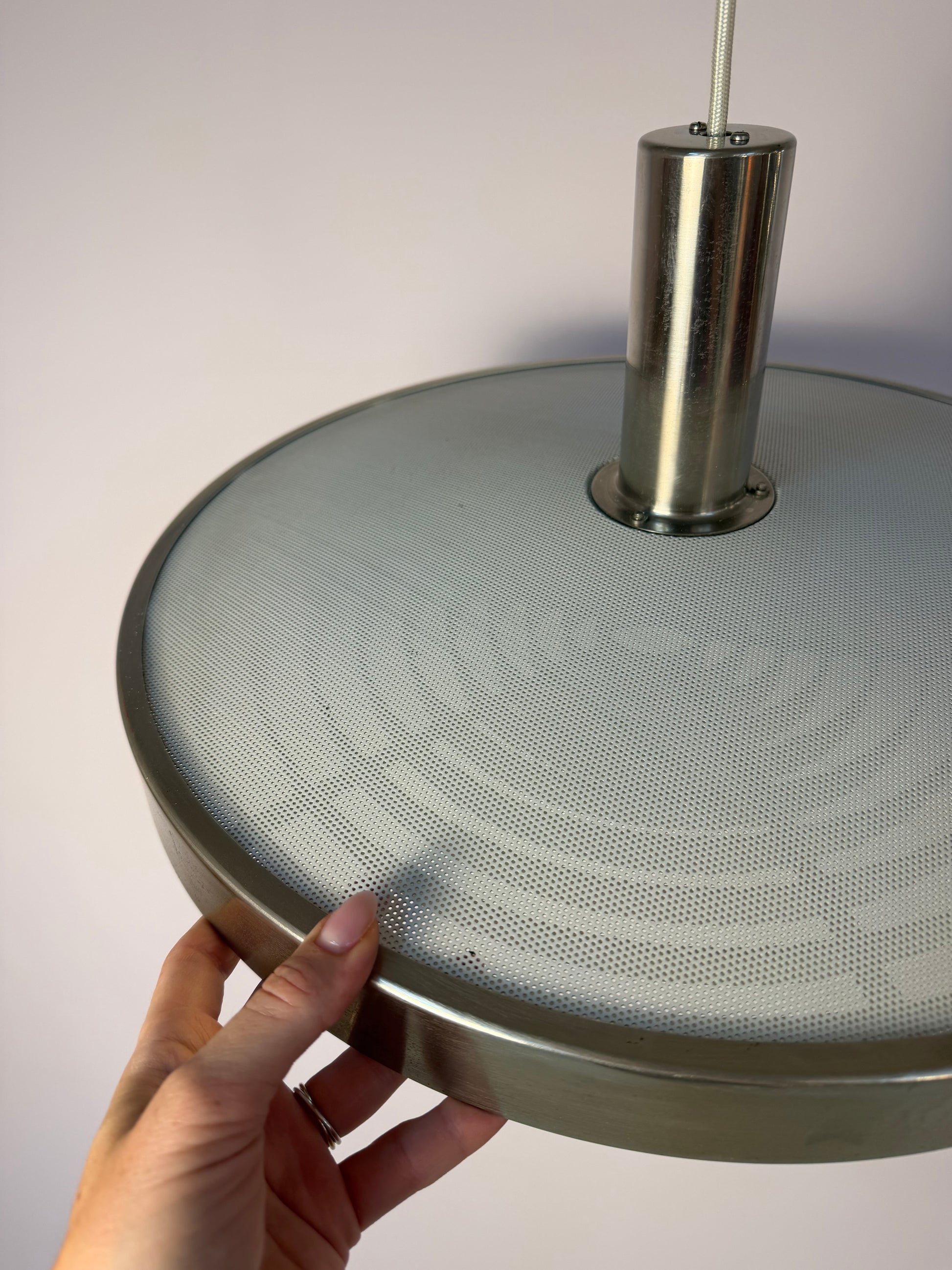 Hängelampe silber weiß mit Gitteroptik aus Dänemark