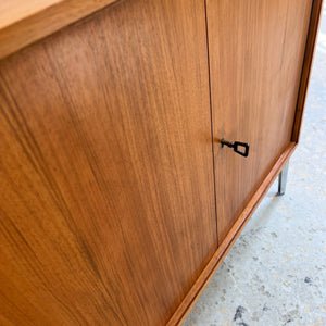 Schrank Nussbaum mit Schloss & neuen Chromfüßen