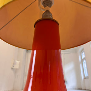 Stehlampe orange mit leuchtendem Glasfuß und 70er Schirm von Pako
