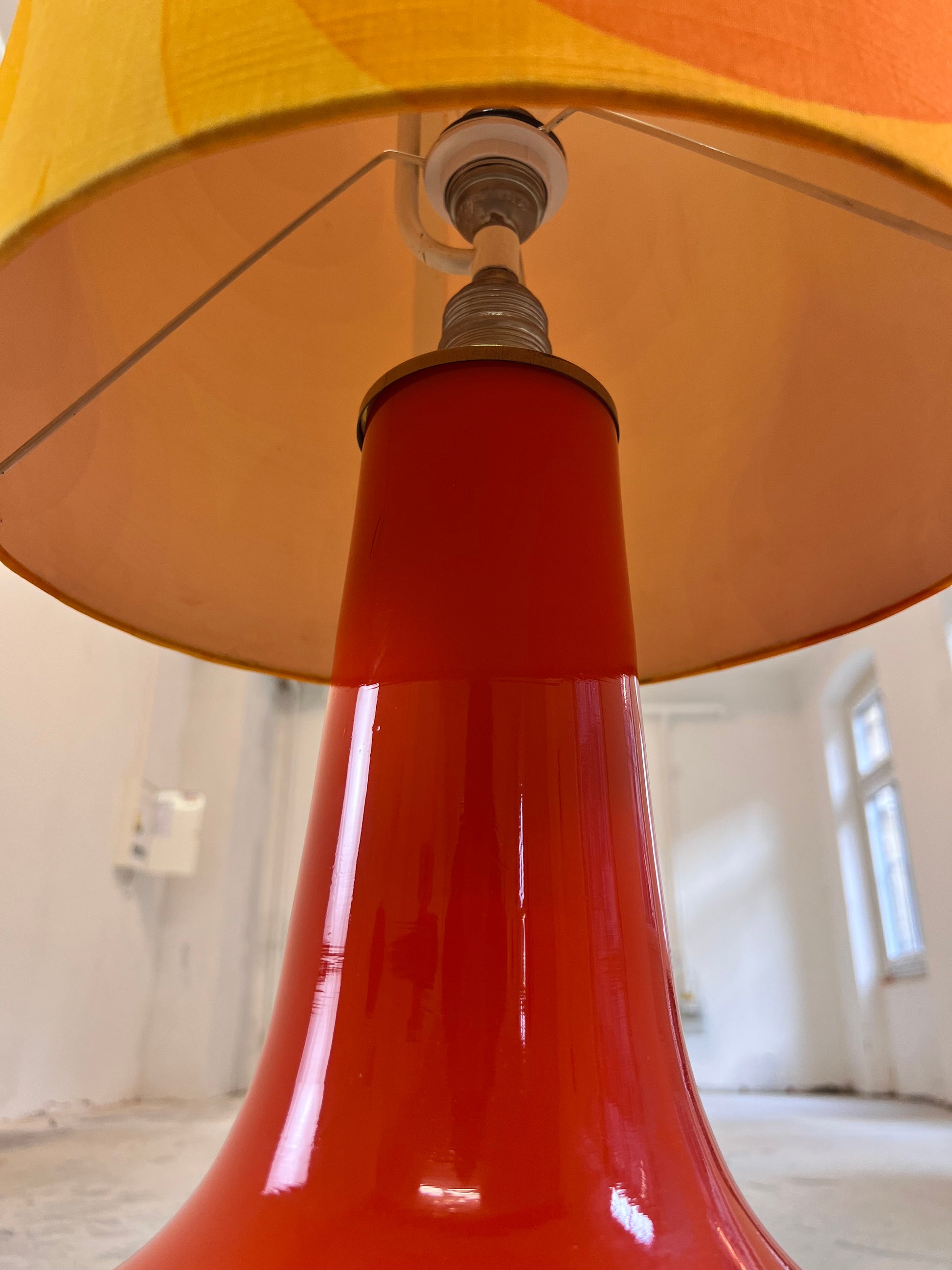 Stehlampe orange mit leuchtendem Glasfuß und 70er Schirm von Pako
