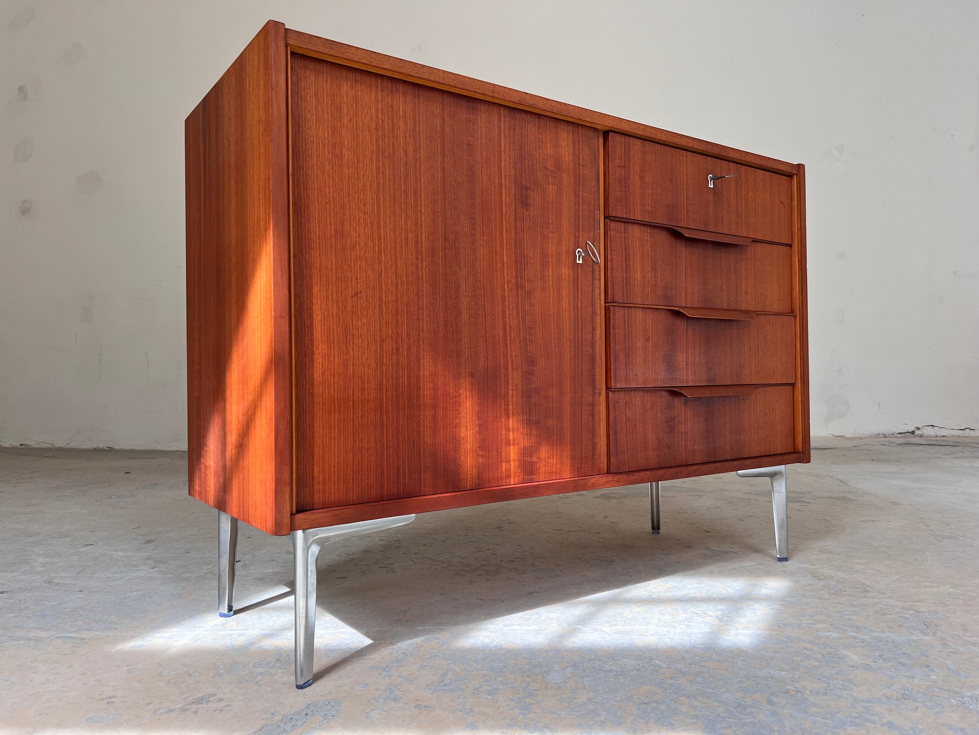 Kommode Teak mit neuen Chromfüßen von Werner Ortlepp