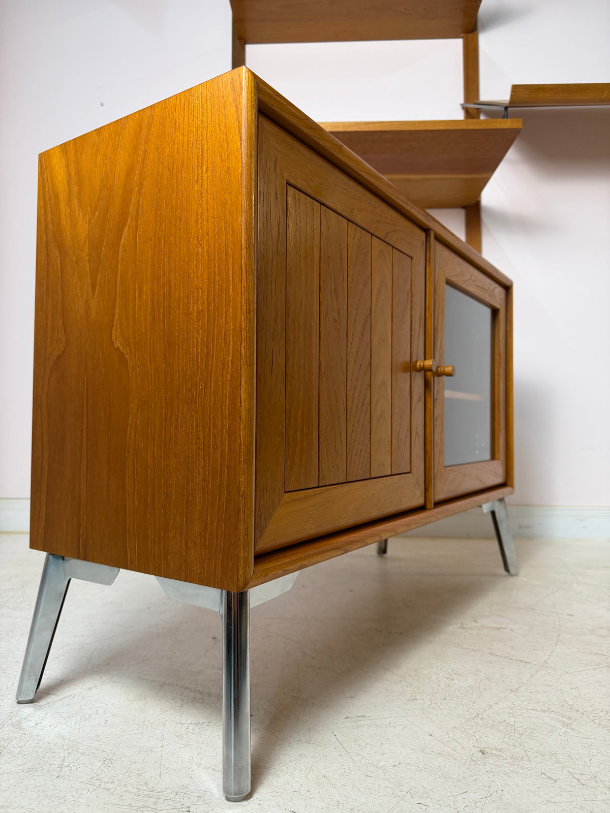 Kleiner Schrank mit Vitrine und Tür links von Dyrlund