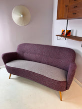 Lade das Bild in den Galerie-Viewer, Sofa lila 50er Jahre
