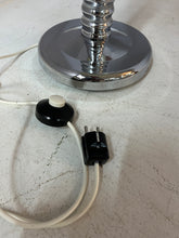 Lade das Bild in den Galerie-Viewer, Stehlampe Chrom mit grauem Schirm
