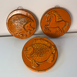Set: Relief Wandteller Igel Pferd Fisch orange Keramik