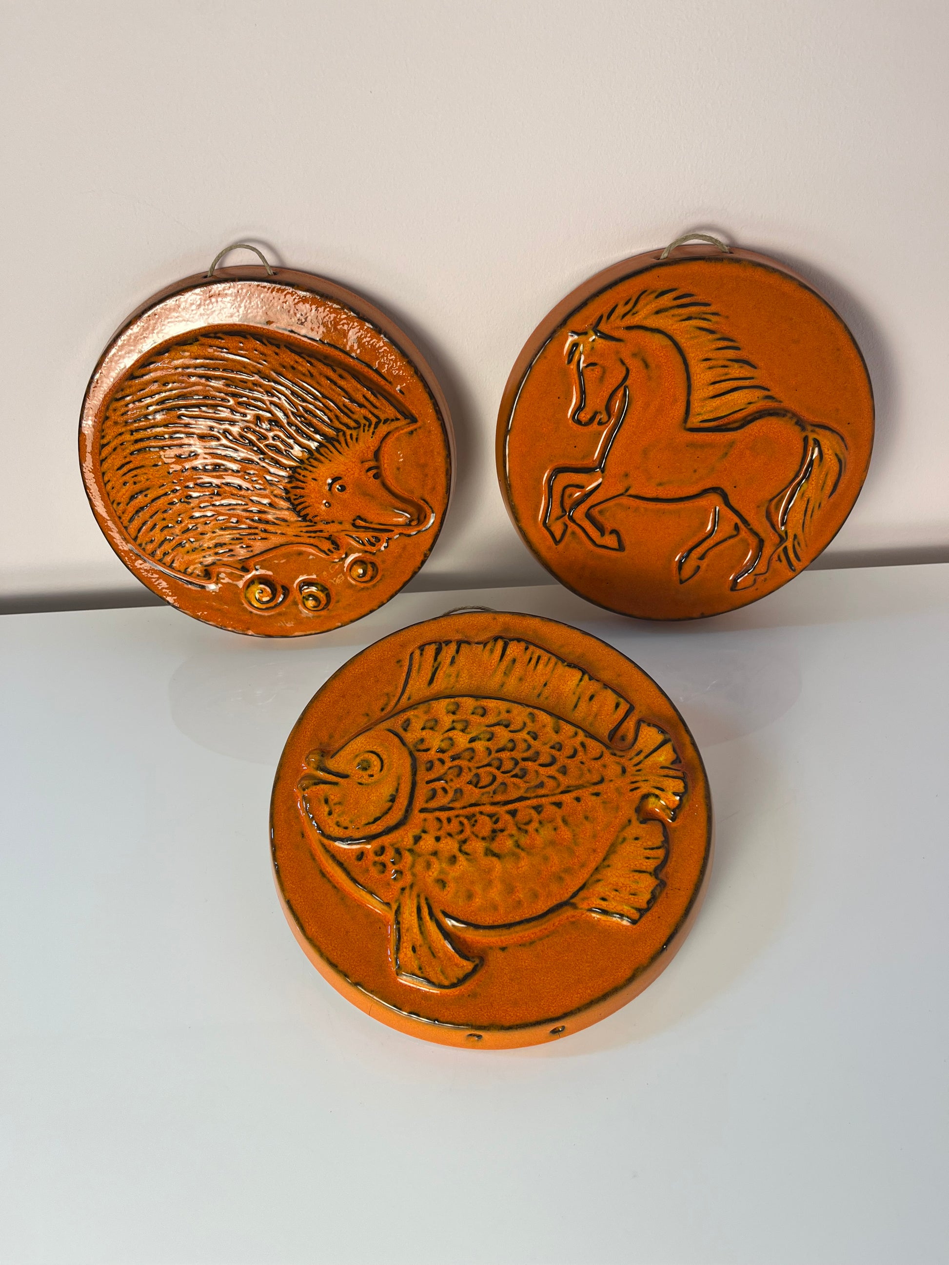 Set: Relief Wandteller Igel Pferd Fisch orange Keramik