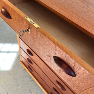 Kommode Teak mit Details in Eiche & Muschelgriffen aus Dänemark