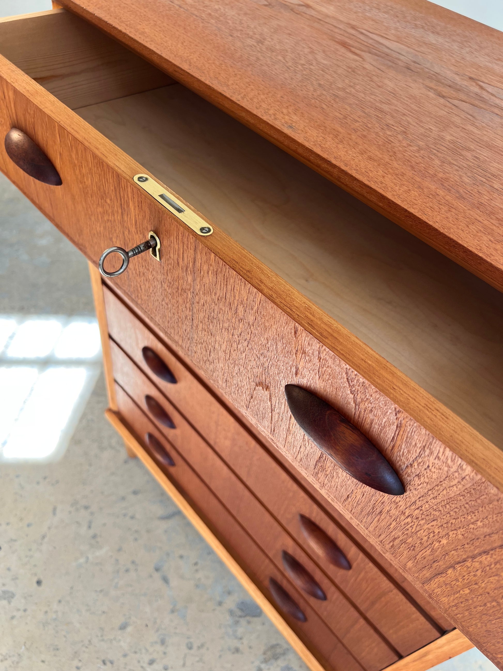 Kommode Teak mit Details in Eiche & Muschelgriffen aus Dänemark