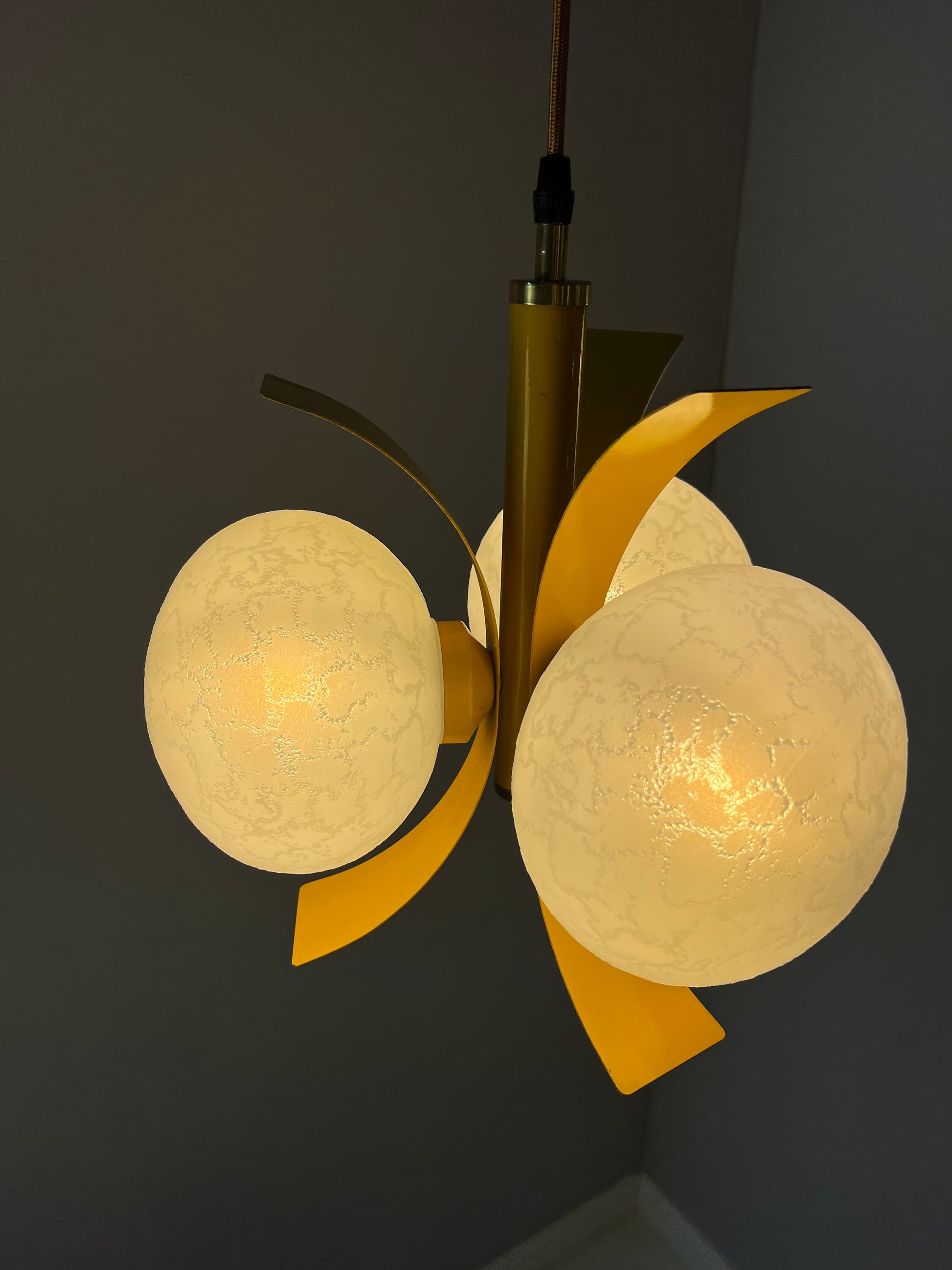 Hängelampe gelb weiß von Richard Essig