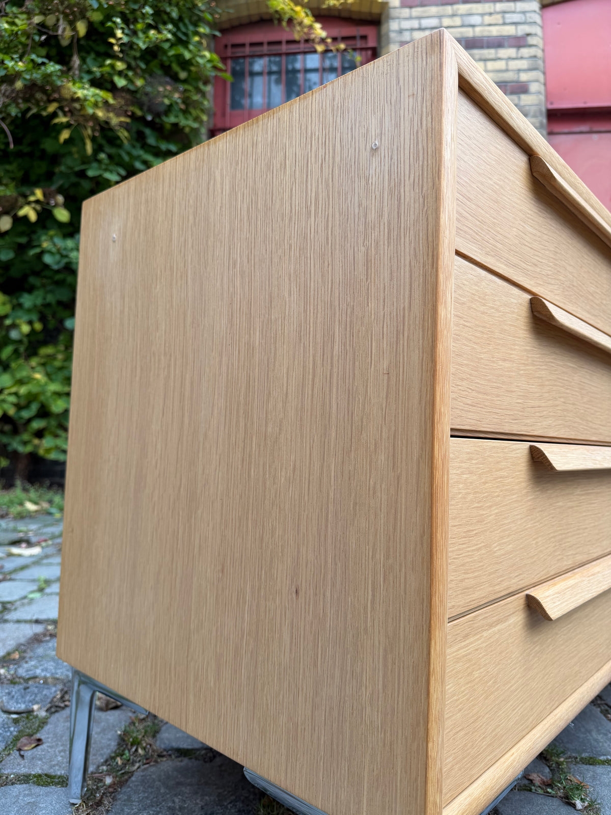 Kommode Eiche mit neuen Chromfüßen von WK Möbel