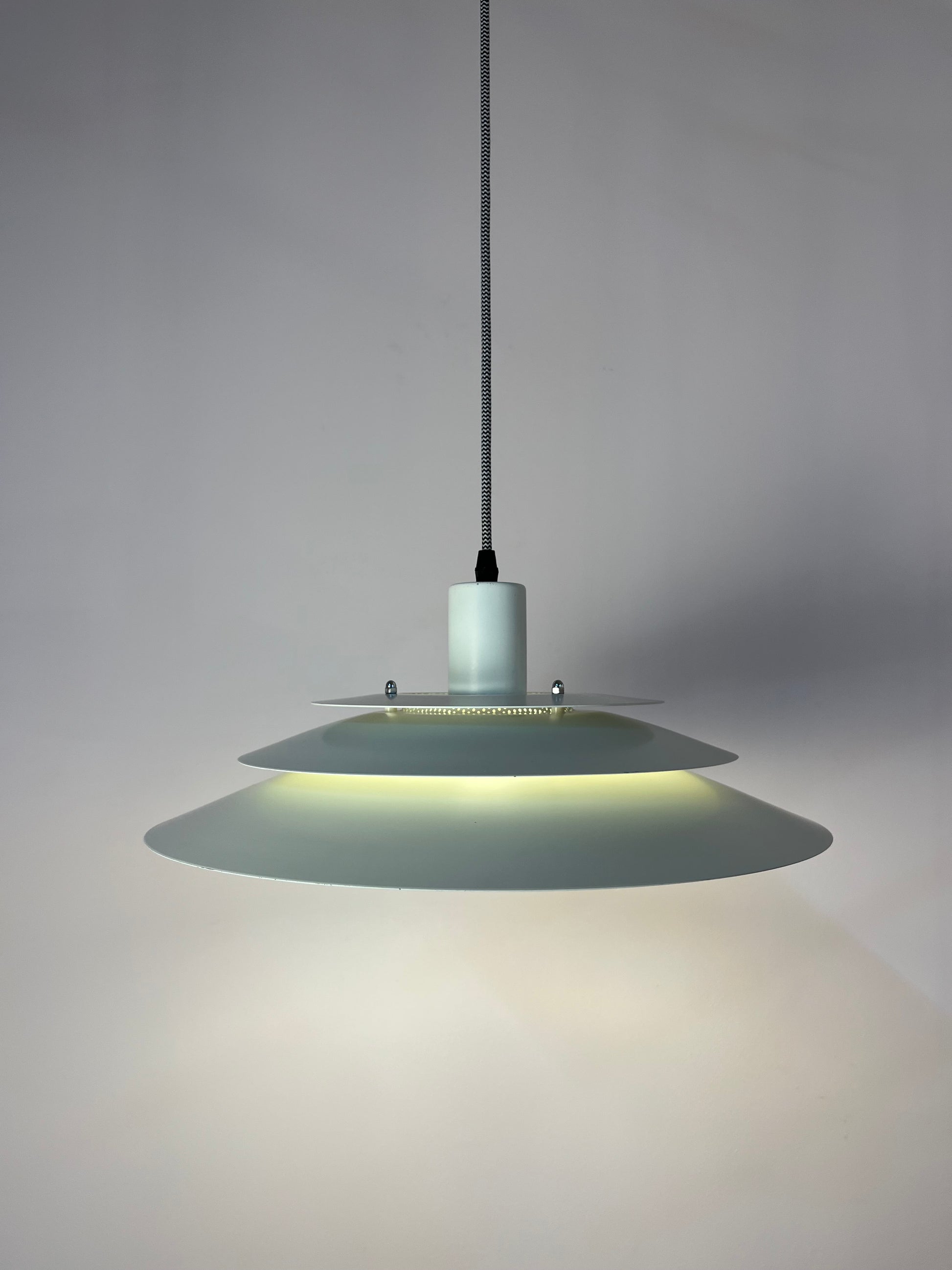 Lamellenlampe weiß mit marmorierter Glaslamelle von Jeka