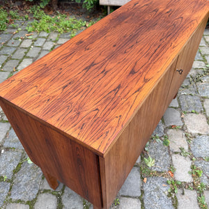 Kleines Sideboard mit Schloss aus Dänemark