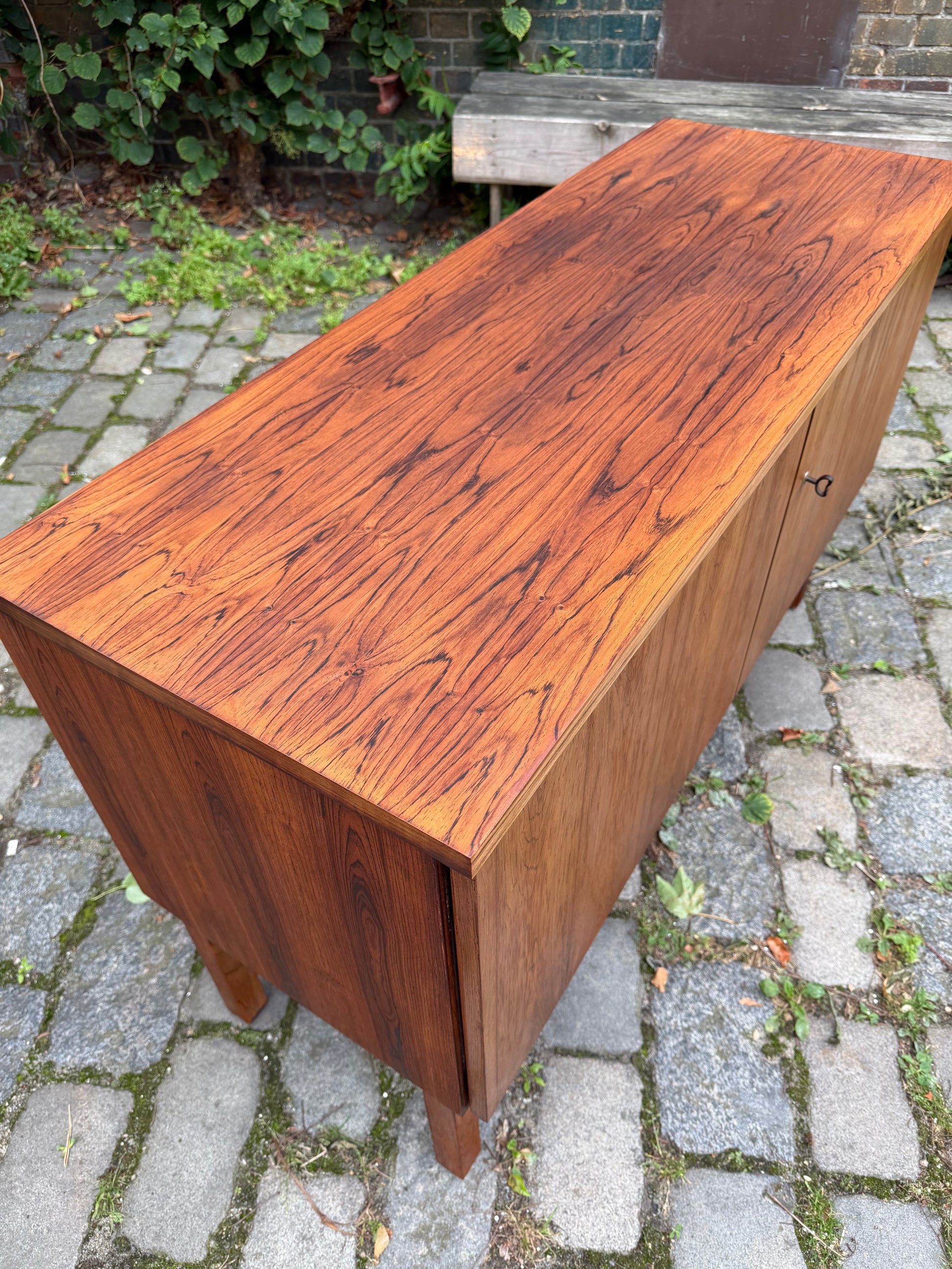 Kleines Sideboard mit Schloss aus Dänemark