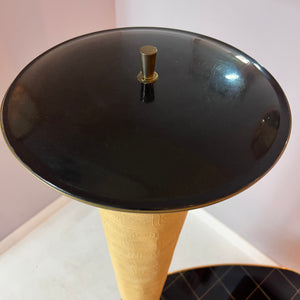 Tisch mit Stehlampe