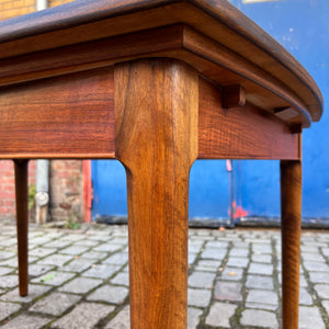 Esstisch Nussbaum ausziehbar mit abgerundeten Auszügen