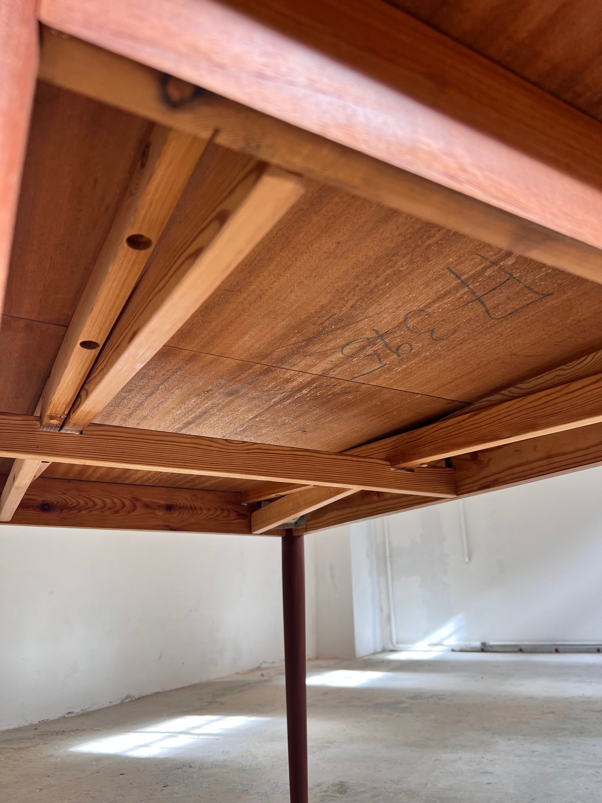 Ausziehbarer Esstisch Teak mit umlaufender Kante aus Dänemark