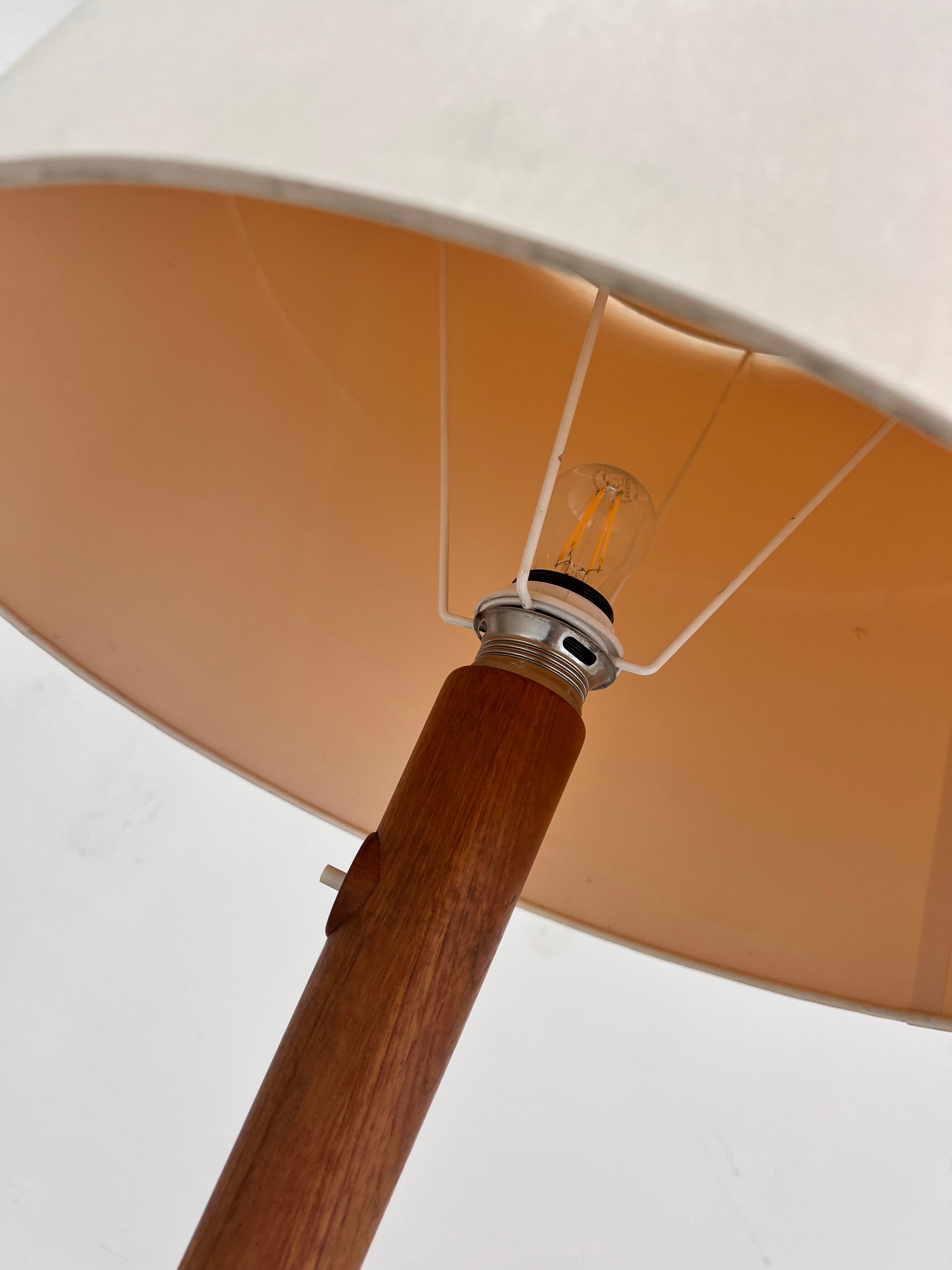 Stehlampe Teak mit Seidenschirm aus Dänemark