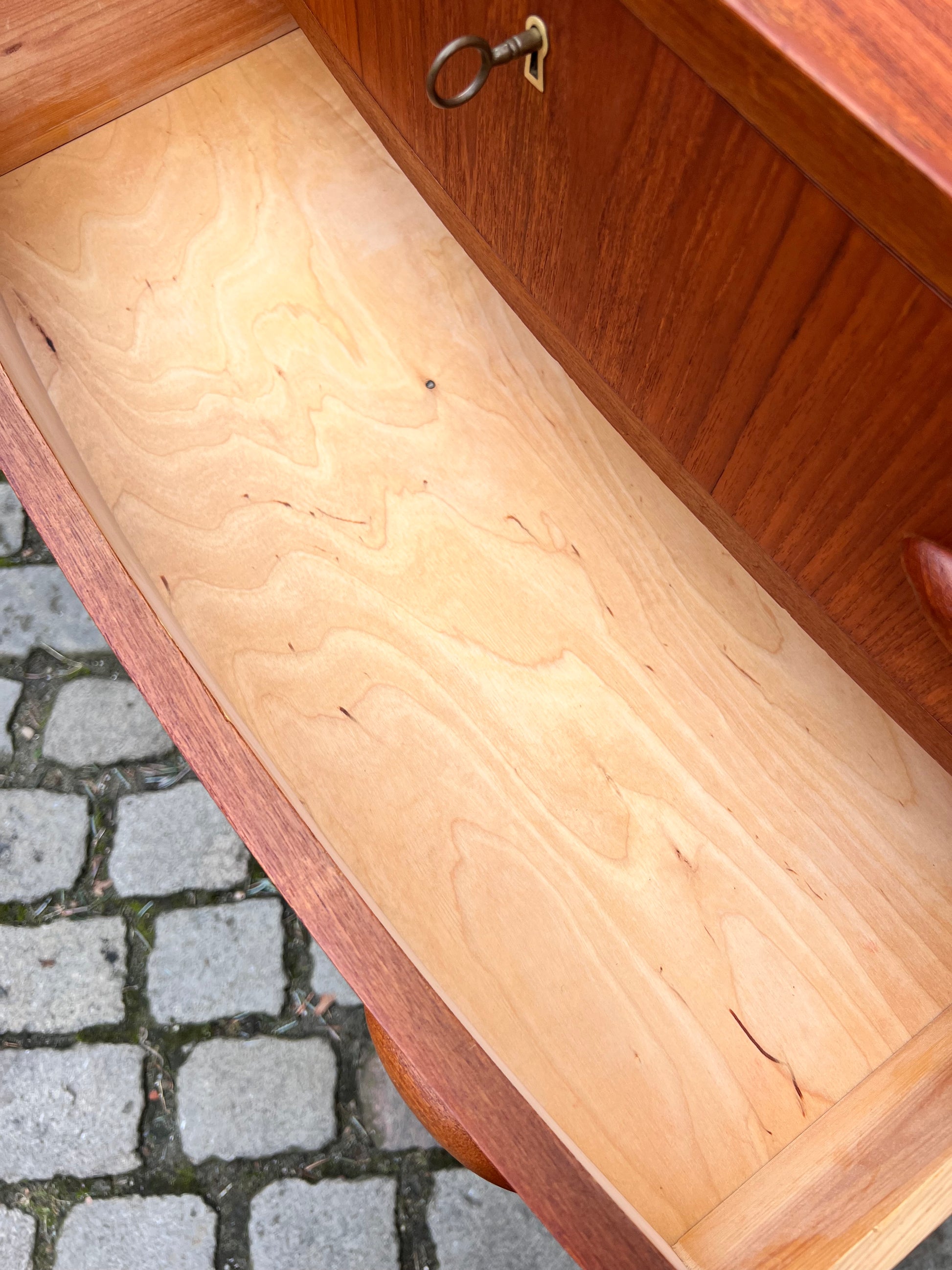 Halbrunde Kommode Teak mit Muschelgriffen aus Dänemark