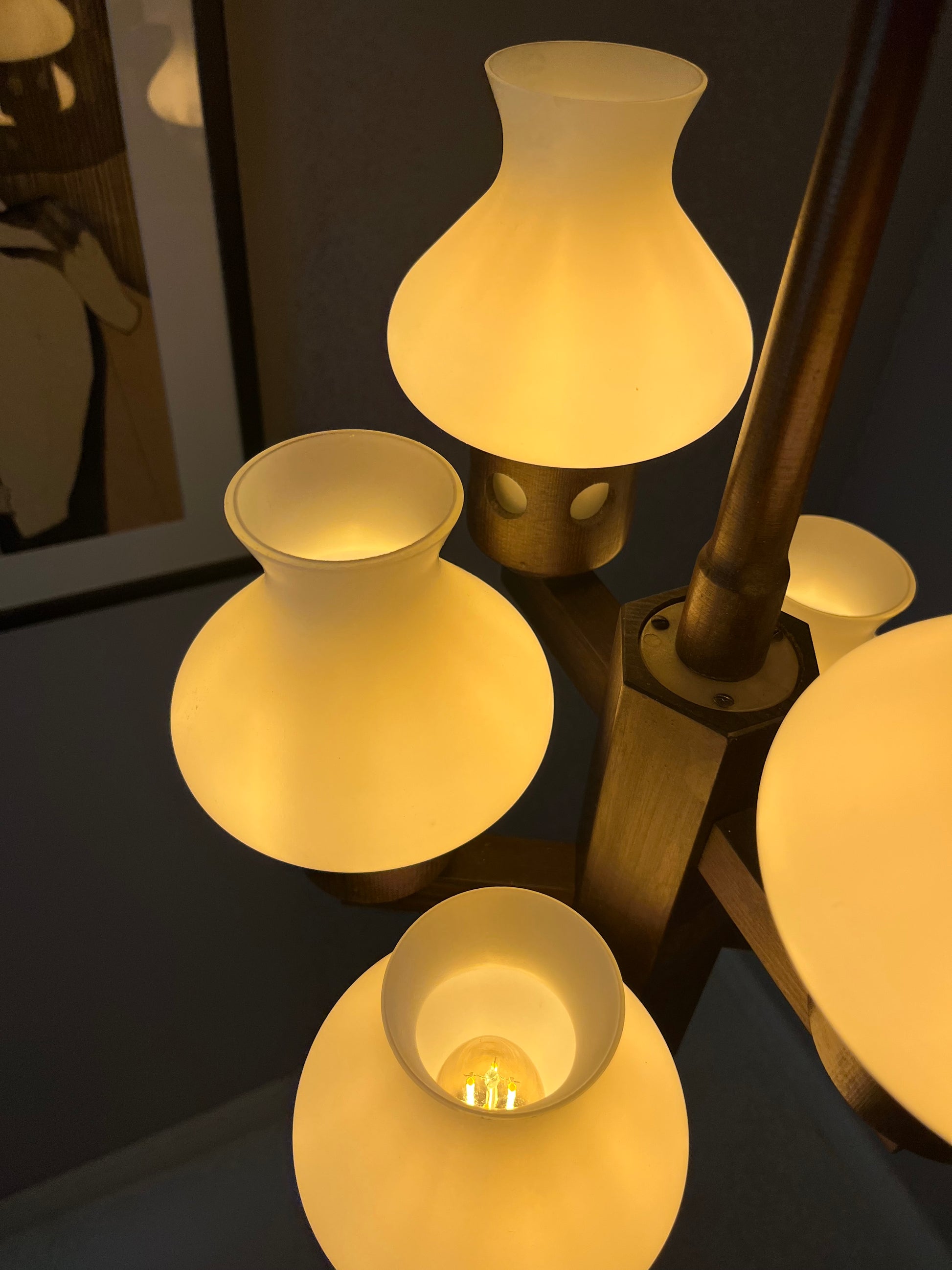 Kronleuchter dunkelbraun weiß Holz Opalglas von Vitrika