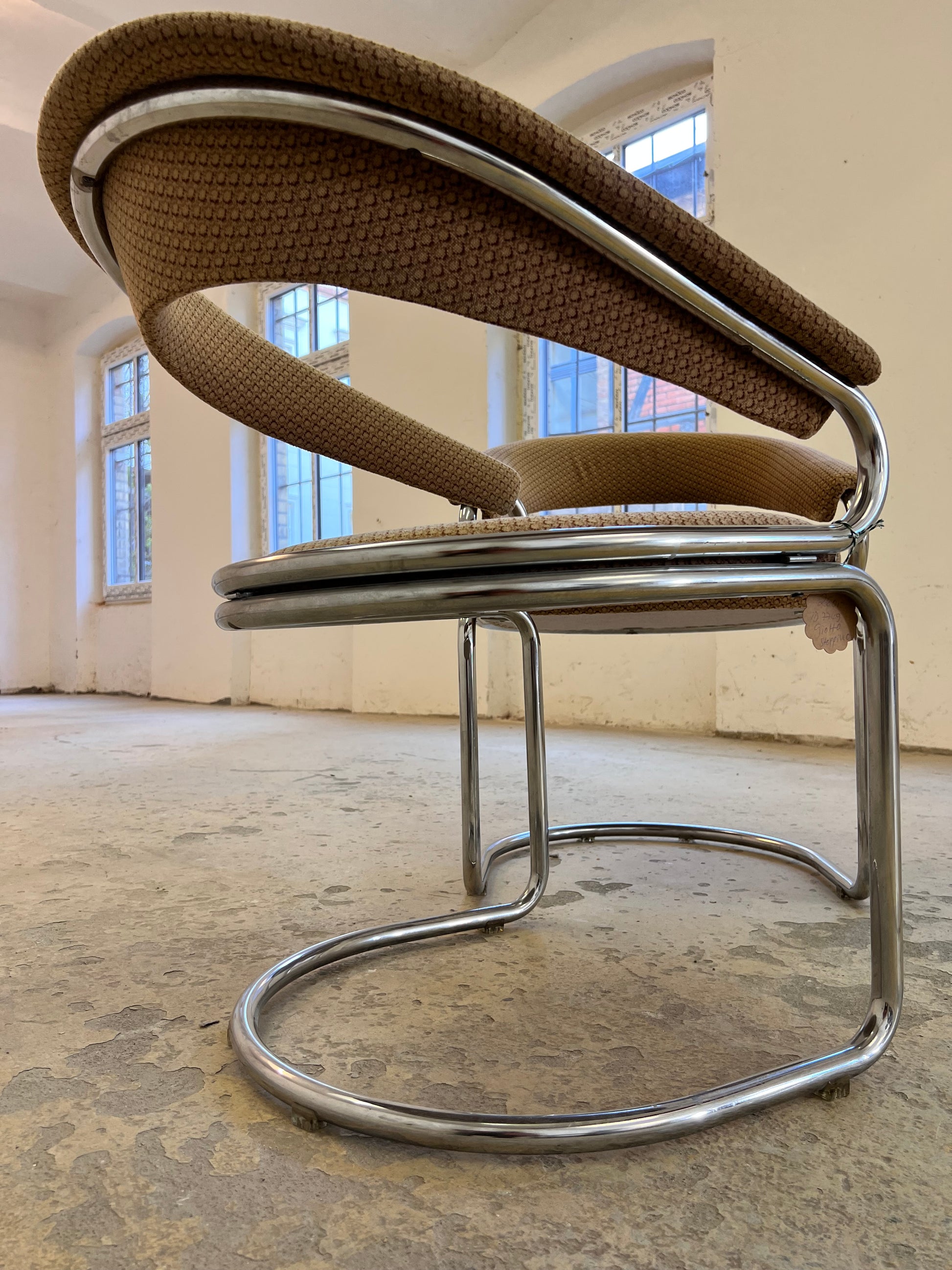 Freischwinger beige Chrom von Giotto Stoppino - mit kleinen Gebrauchsspuren