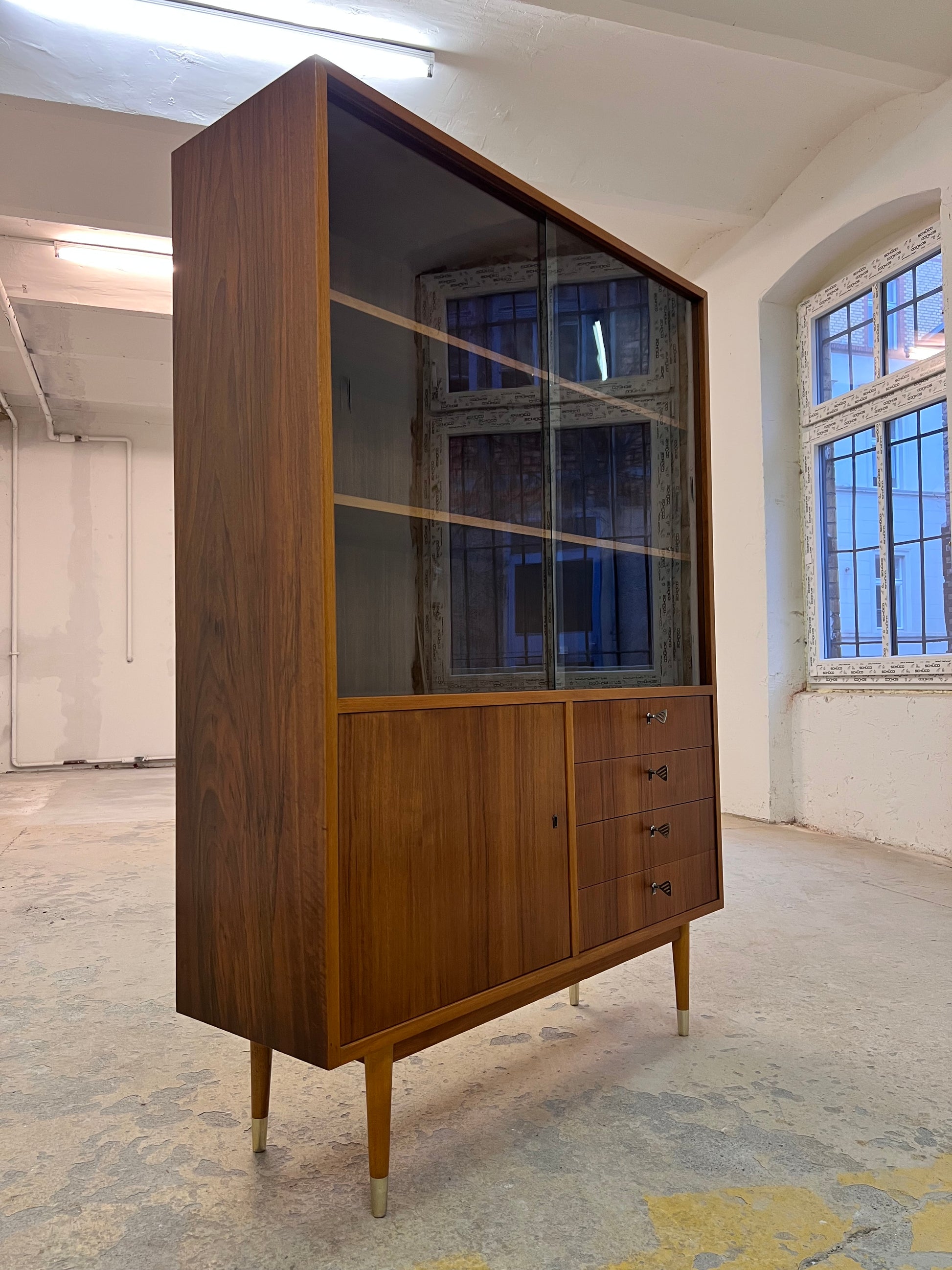 Vitrinenschrank Nussbaum von Deutsche Werkstätten Hellerau