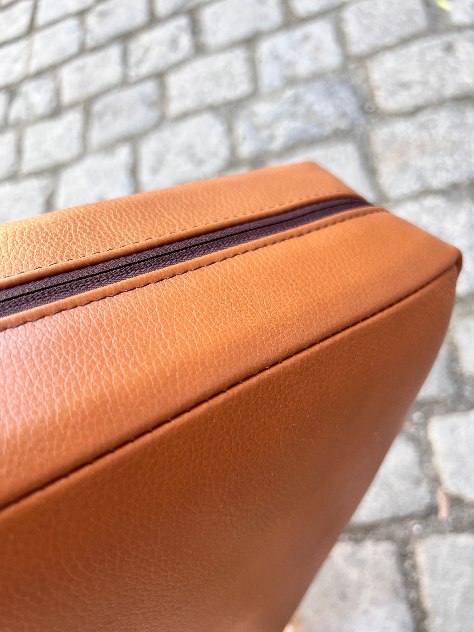 Hocker mit Lederkissen von Hans J. Wegner