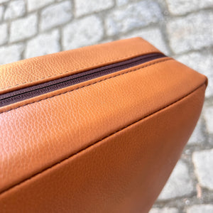 Hocker mit Lederkissen von Hans J. Wegner