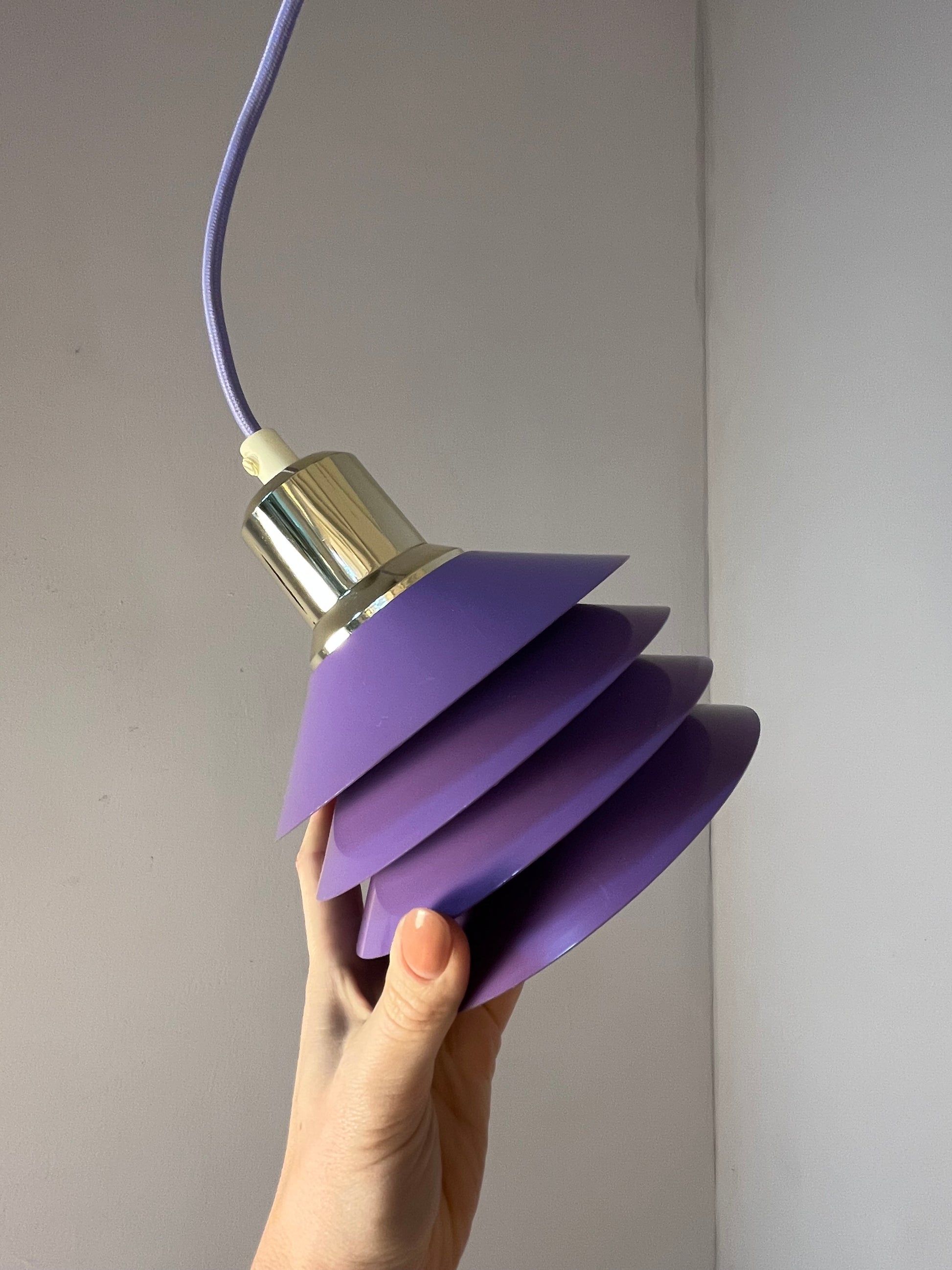 Lamellenlampe Modell Siam lila silber von Design Light