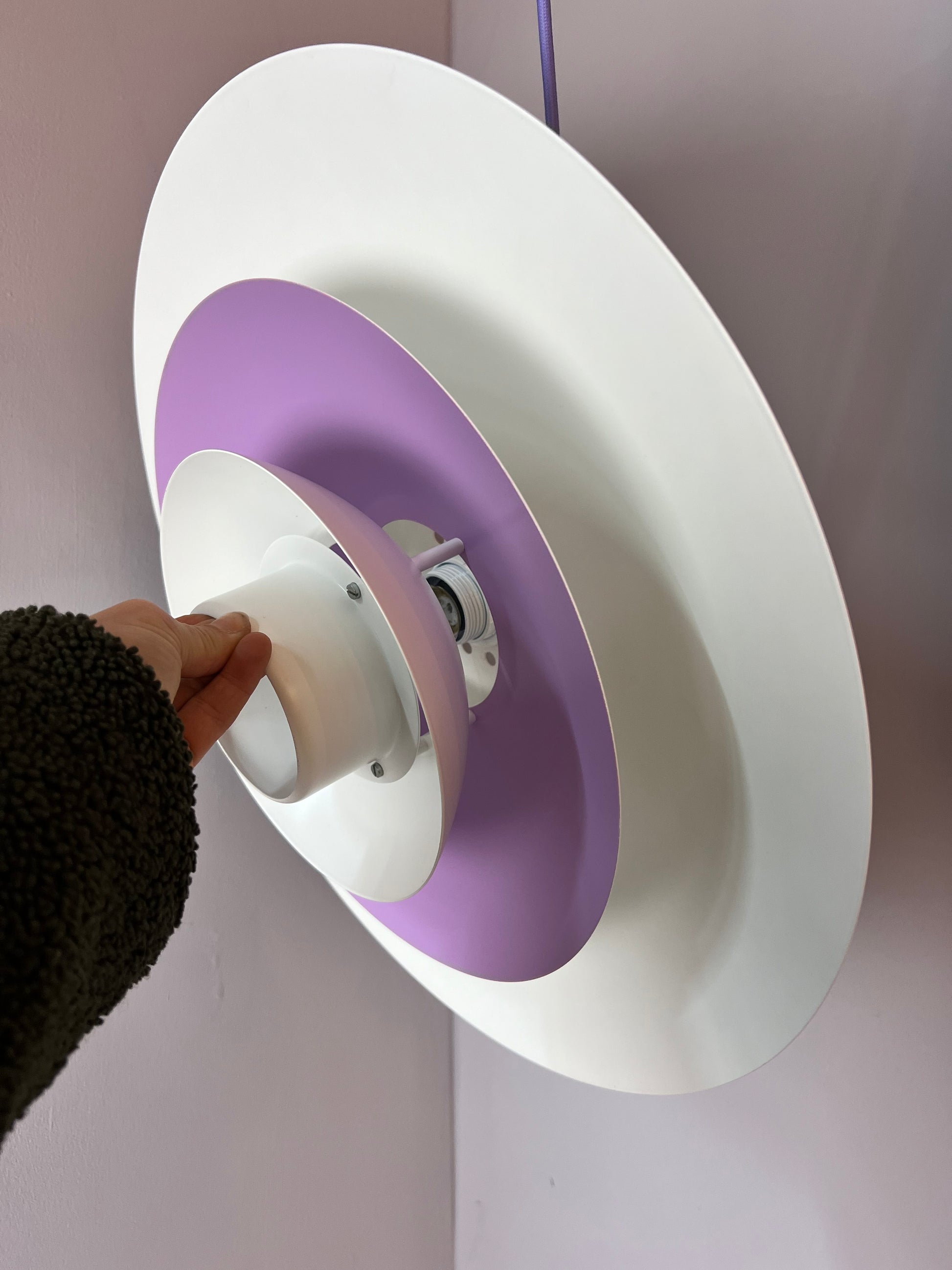 Lamellenlampe weiß lila von Formlight