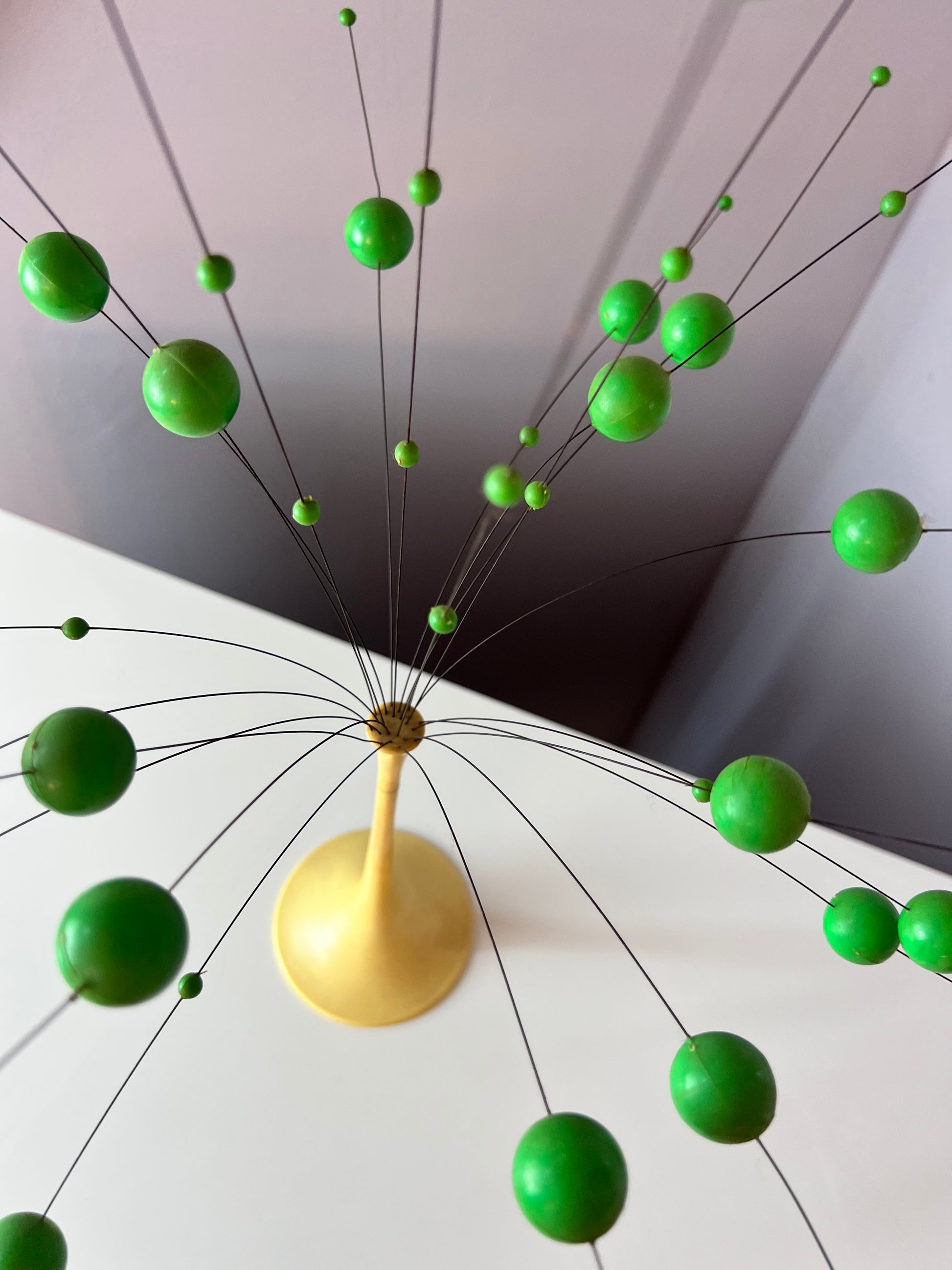Kinetische Kugelbaum Skulptur Atome creme grün
