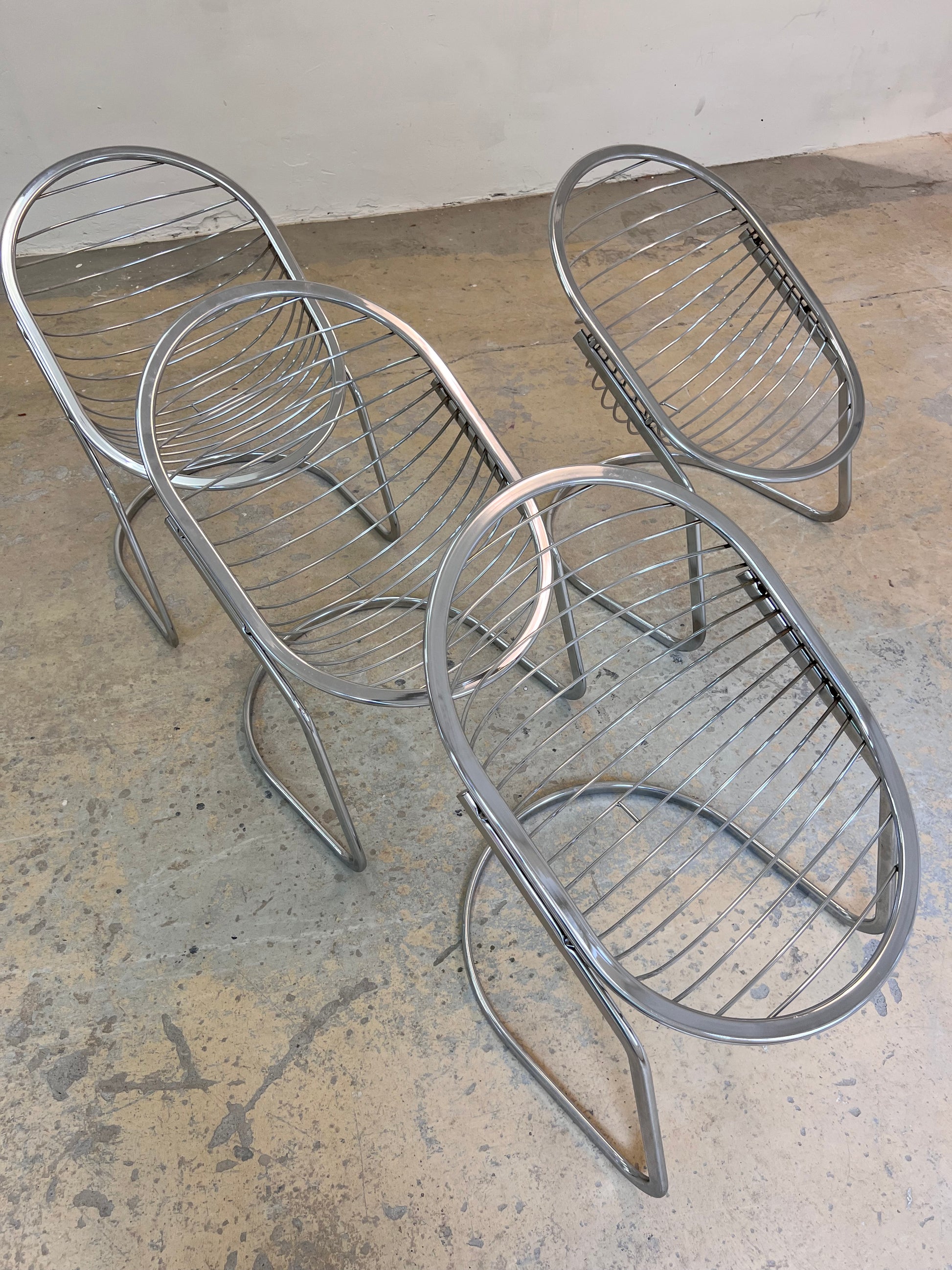 Freischwinger Modell Egg Chair mit Fell von Gastone Rinaldi