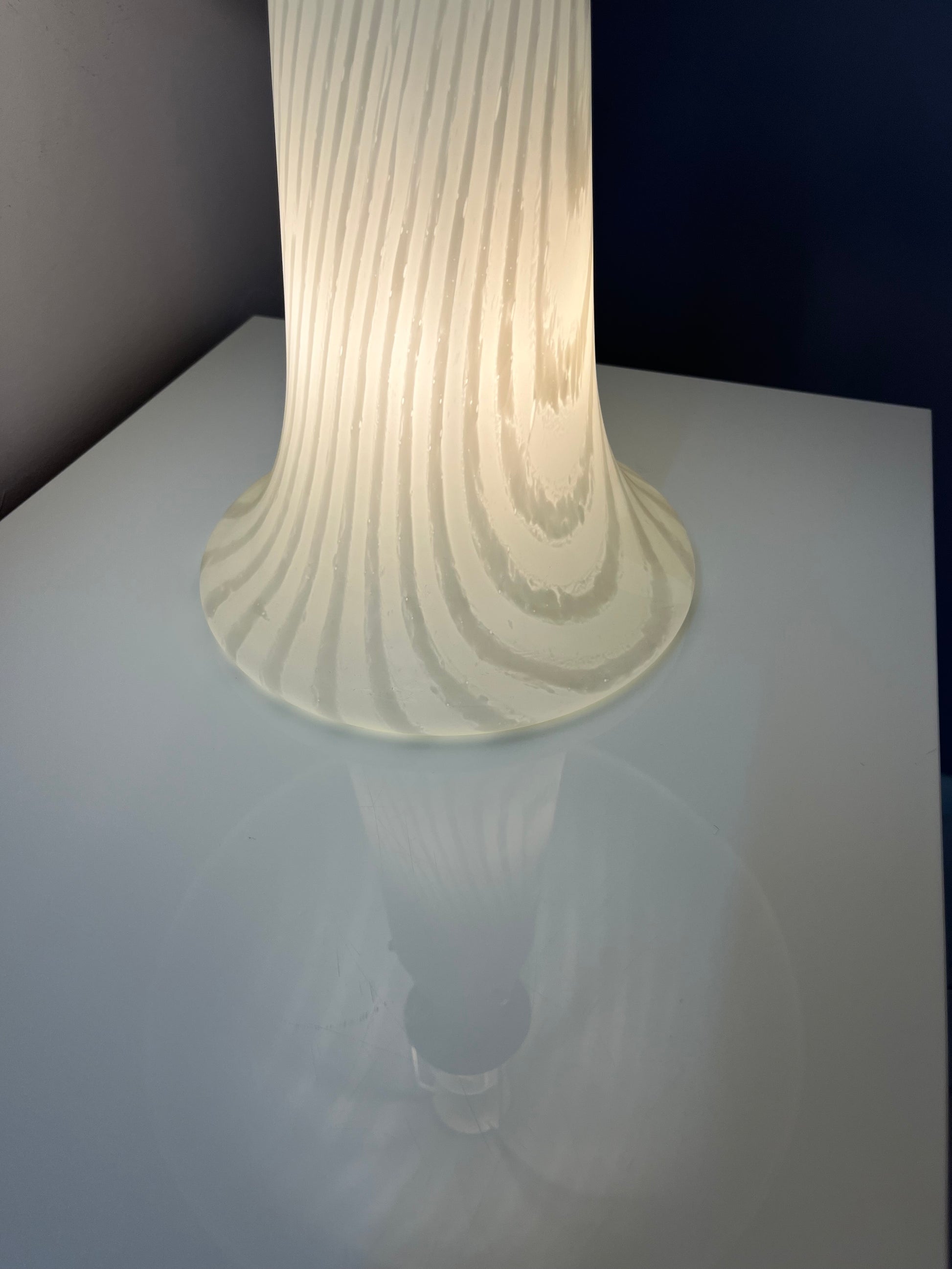 Pilzlampe weiß mit Zebramuster von Peill & Putzler