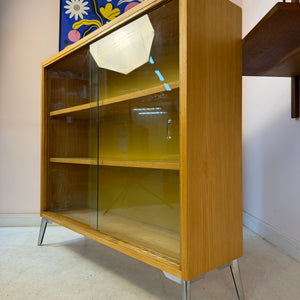 Vitrine Esche mit gelber Rückwand & neuen Chromfüßen von Hellerau