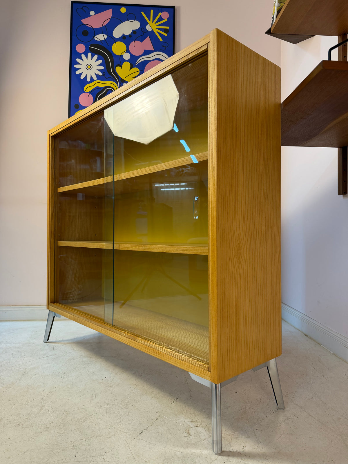 Vitrine Esche mit gelber Rückwand & neuen Chromfüßen von Hellerau