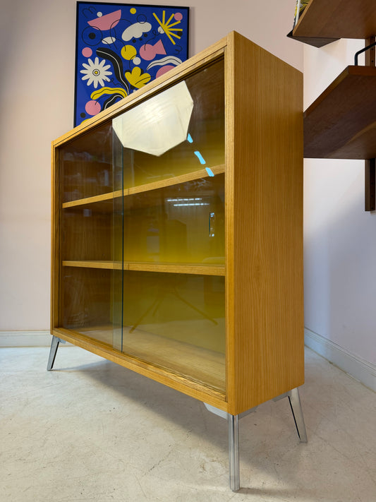 Vitrine Esche mit gelber Rückwand & neuen Chromfüßen von Hellerau
