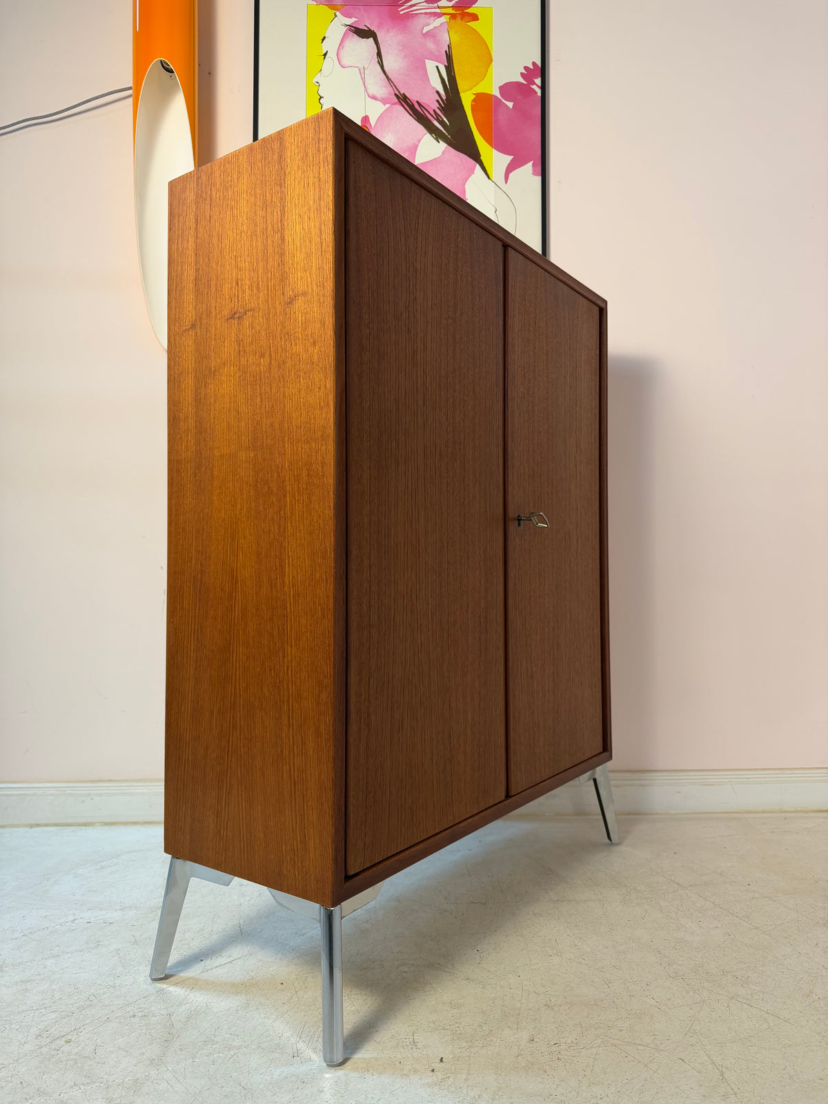 Schrank Teak mit Schloss & neuen Chromfüßen von Heinrich Riestenpatt
