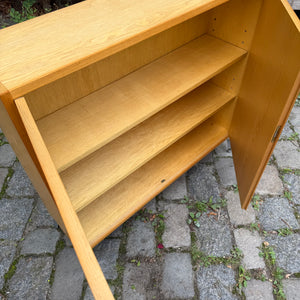 Schrank Typ 605 Esche mit neuen Chromfüßen von Hellerau