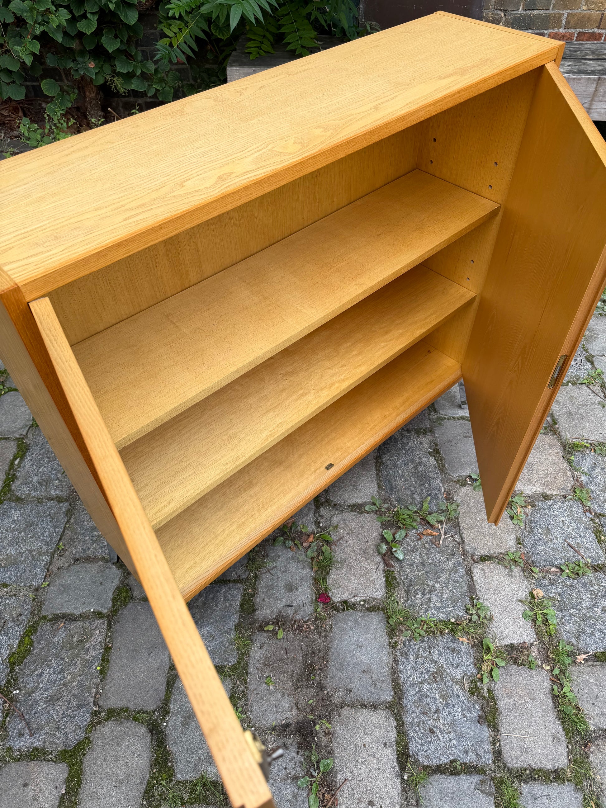 Schrank Typ 605 Esche mit neuen Chromfüßen von Hellerau