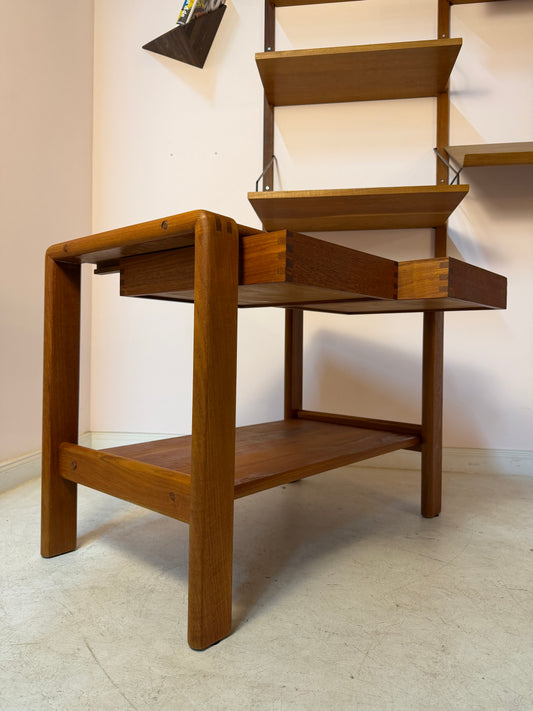 Beistelltisch Teak mit Schubladen & Ablage aus Dänemark