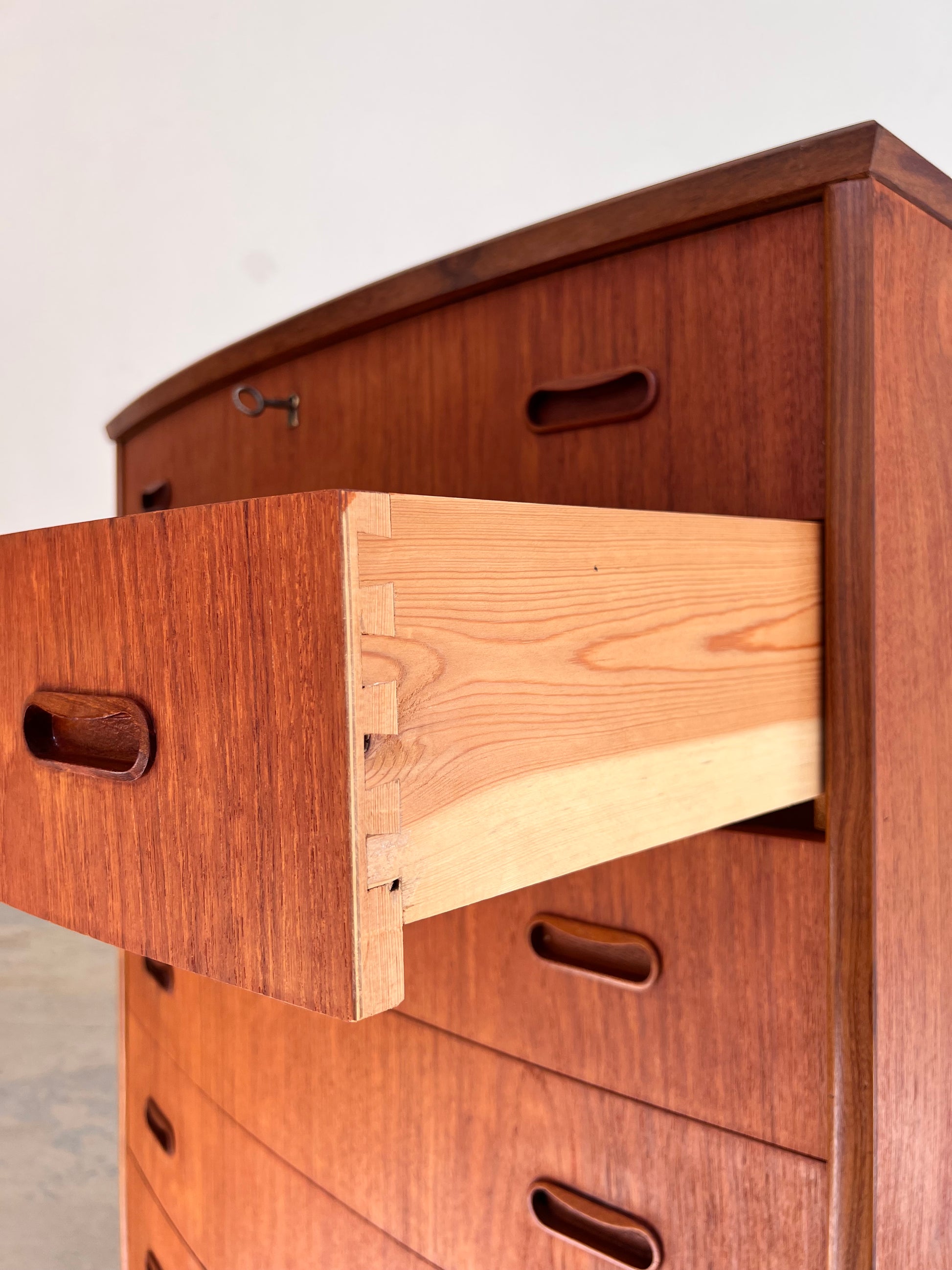 Halbrunde Kommode Teak mit Schloss aus Dänemark