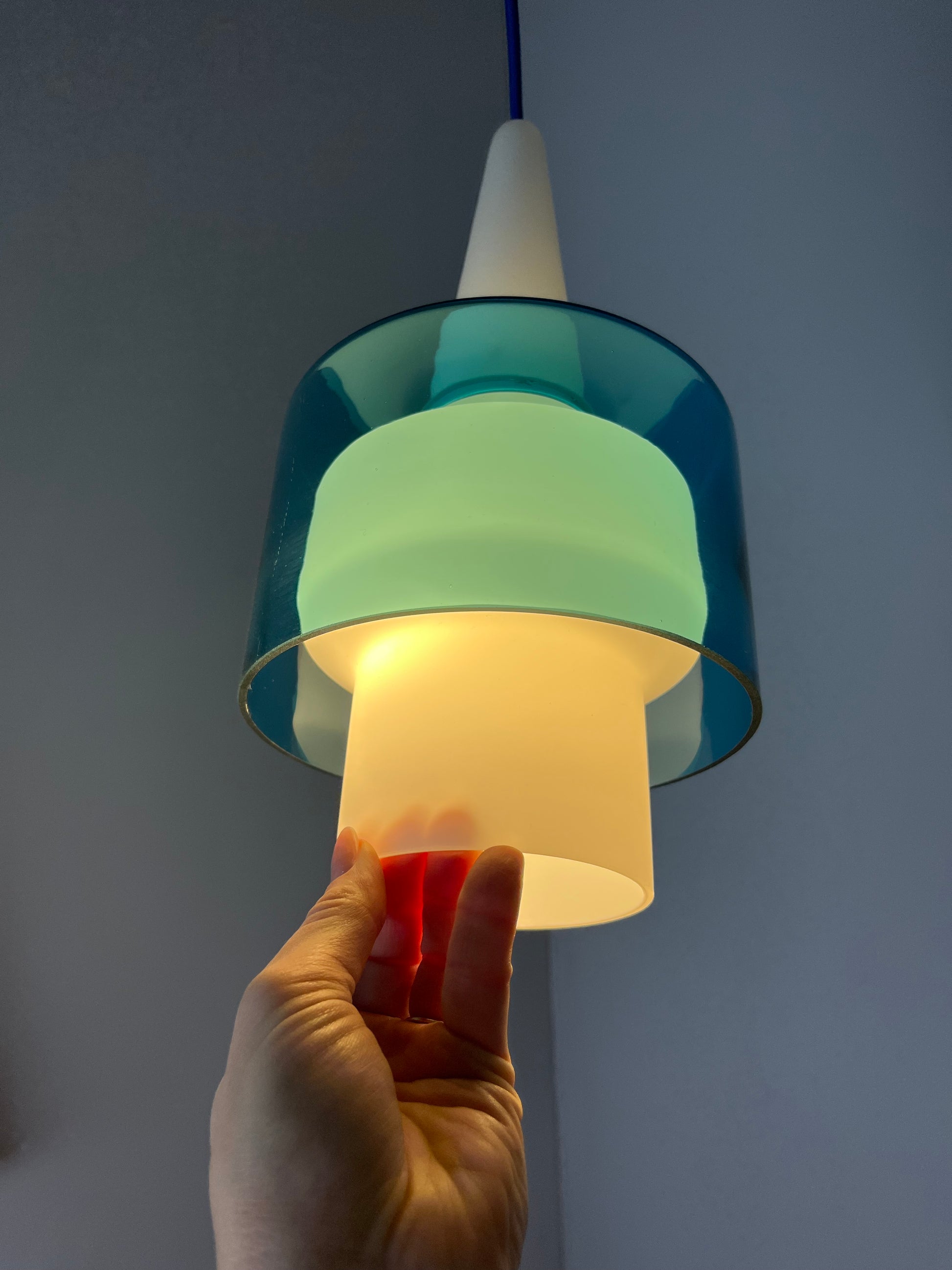 Hängelampe blau weiß Opalglas von Hyllinge Glasbruk