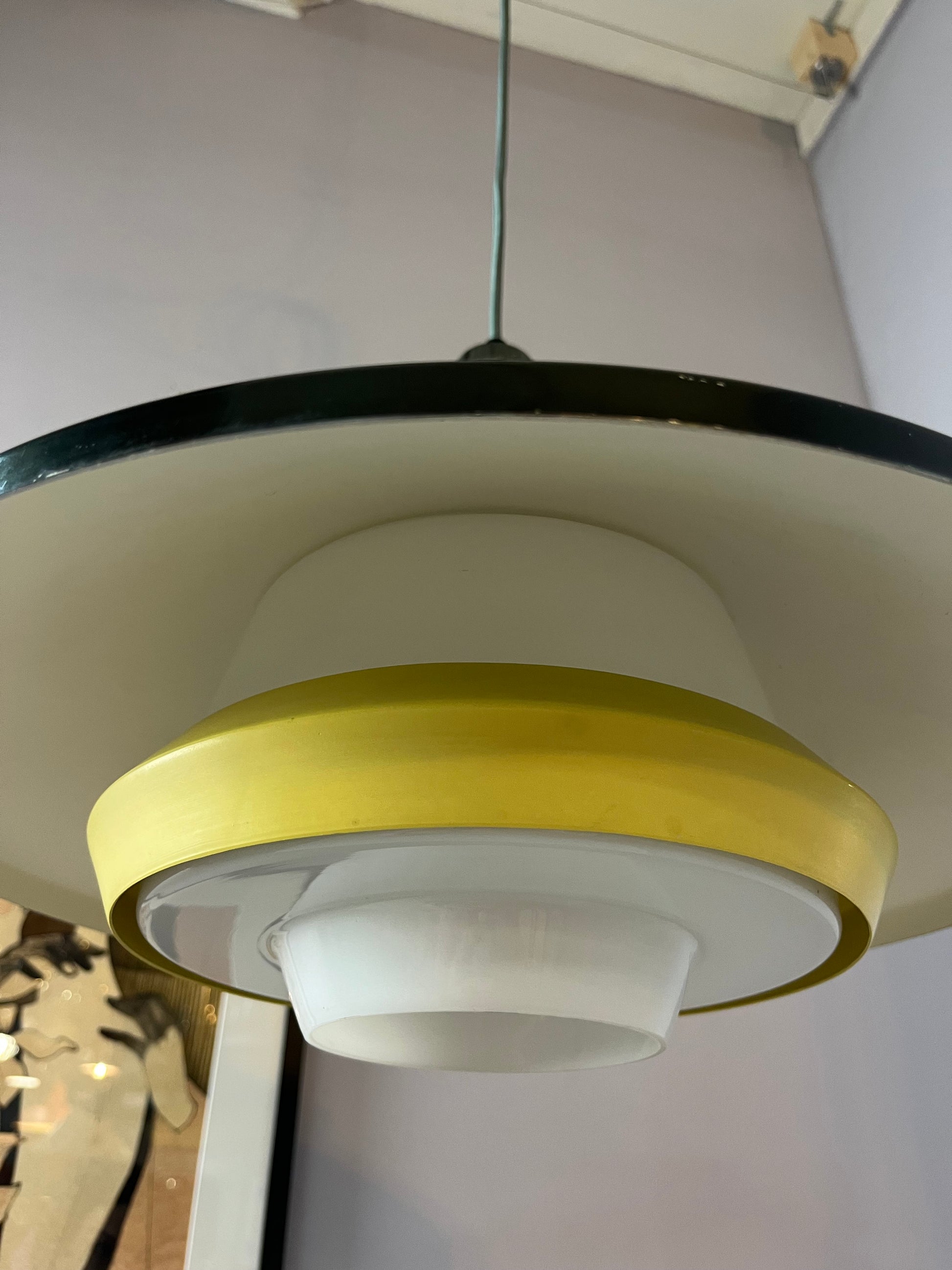 Lamellenlampe dunkelgrün gelb mit Opalglasschirm
