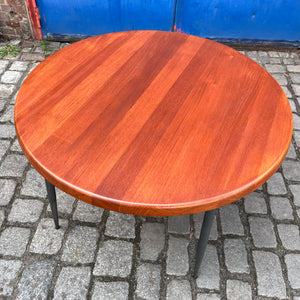 Esstisch Niels Bach mit Füßen von Natural Goods Berlin