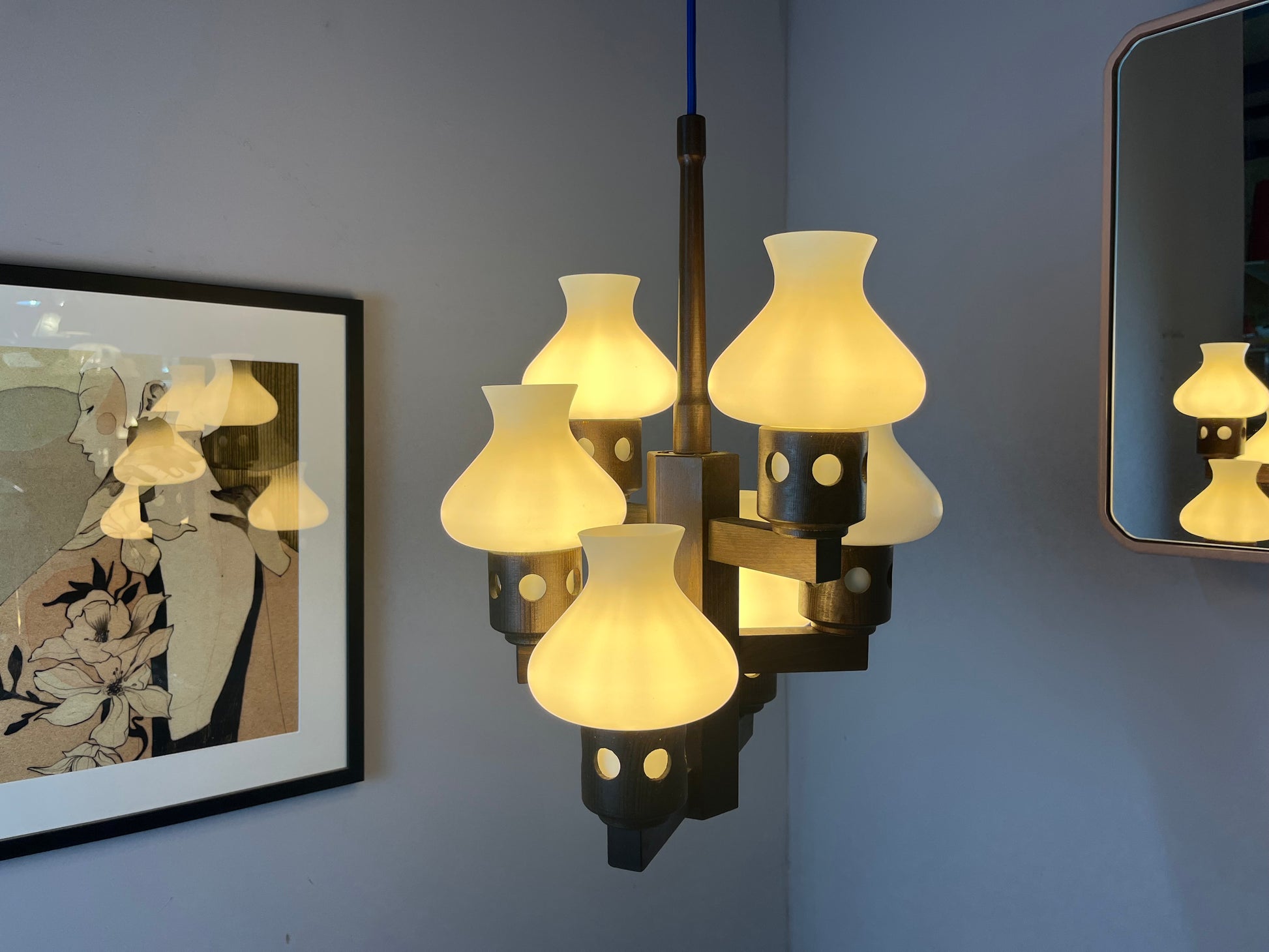 Kronleuchter dunkelbraun weiß Holz Opalglas von Vitrika