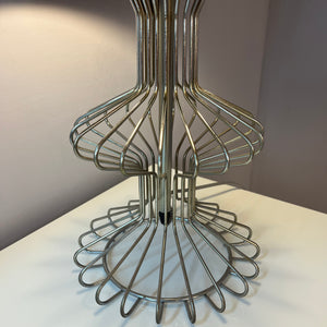 Tischlampe mit orangem Samtschirm