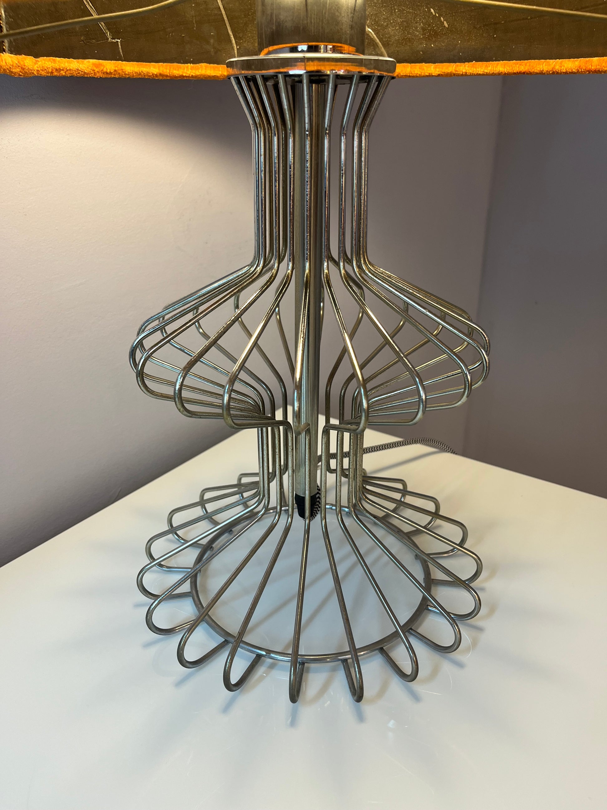 Tischlampe mit orangem Samtschirm