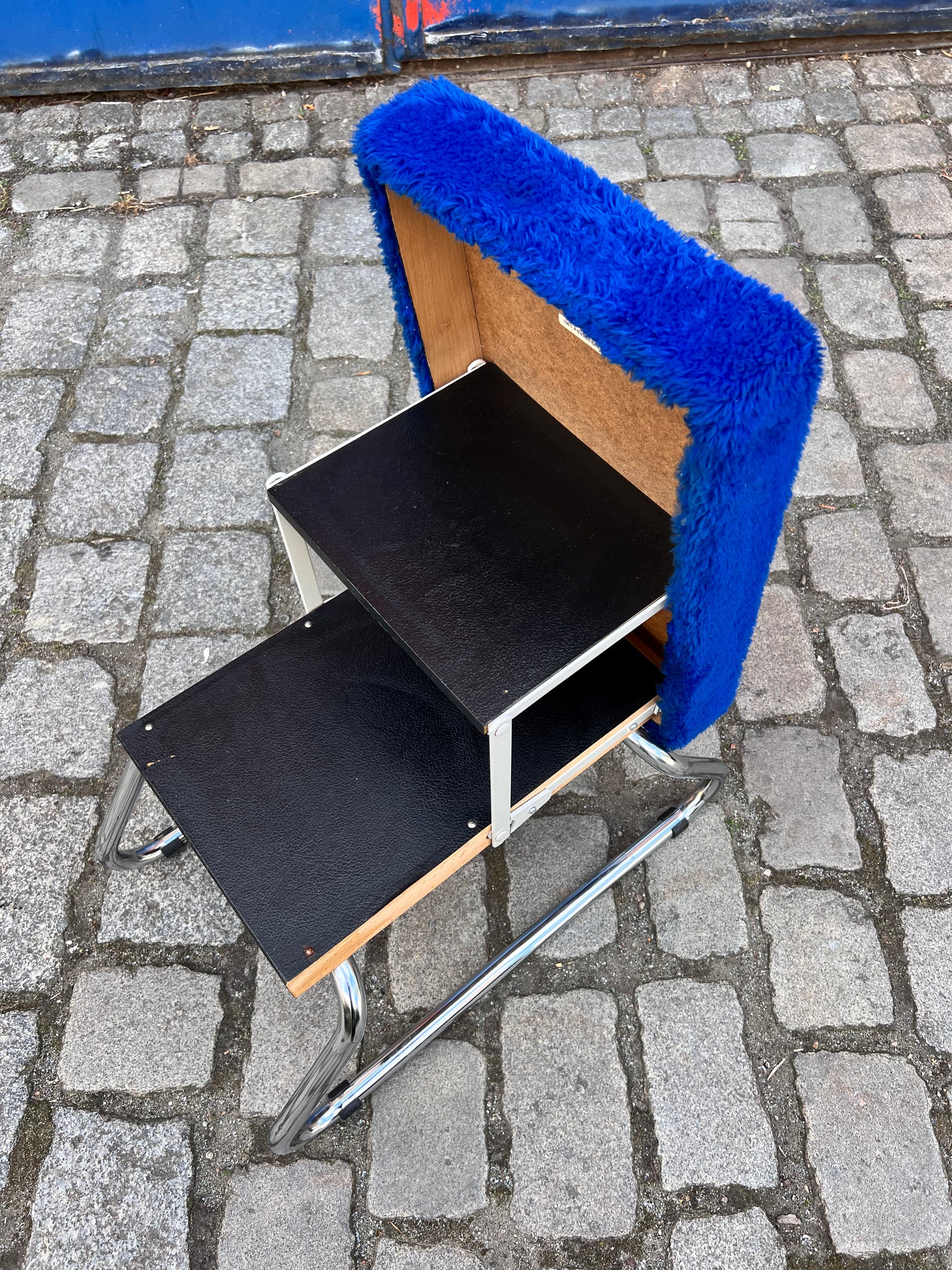 Hocker königsblau Chrom mit Tritt